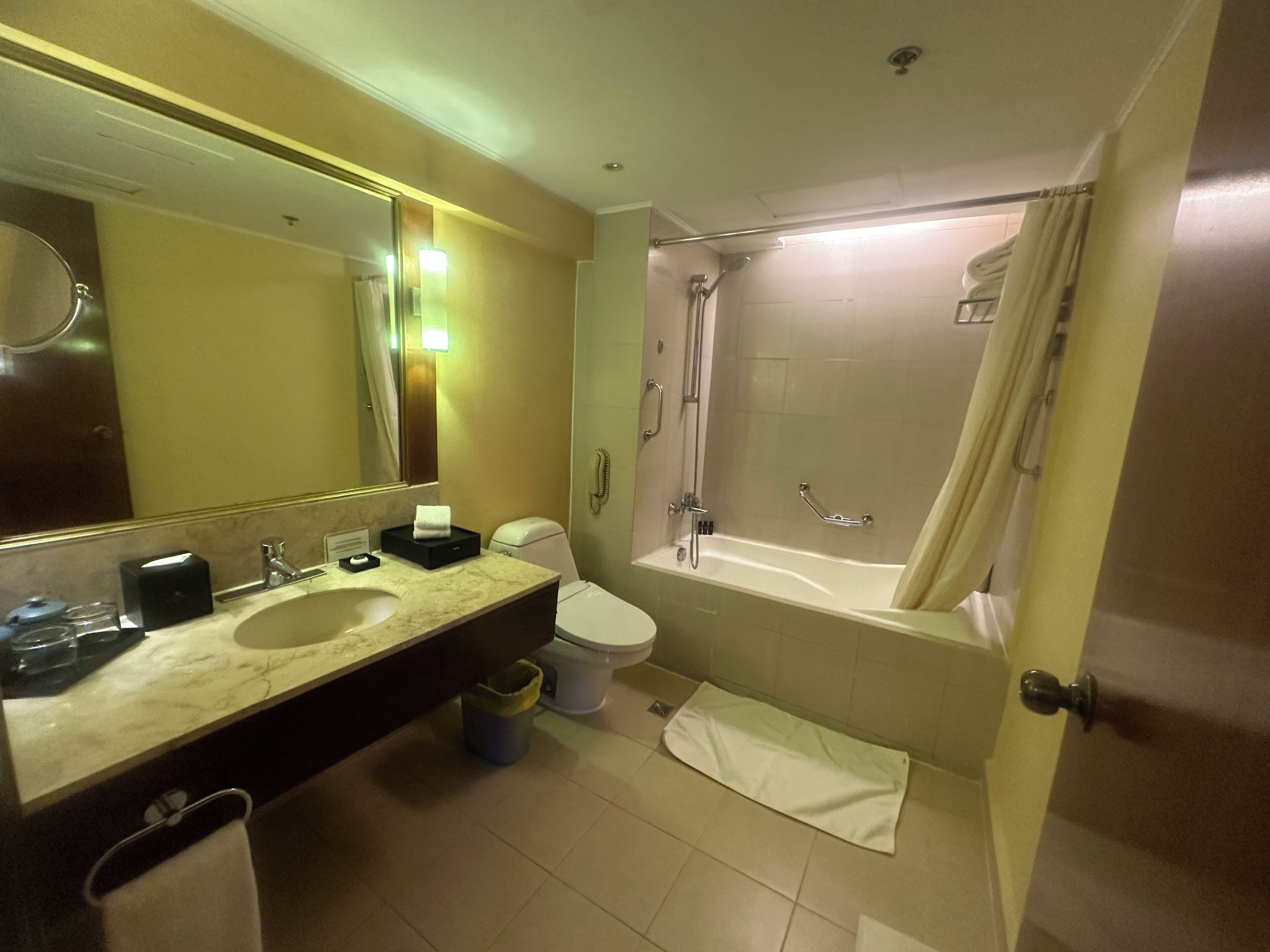 deluxe suite with sea view | bathroom | combined shower/bathtub, rainfall showerhead, free toiletries