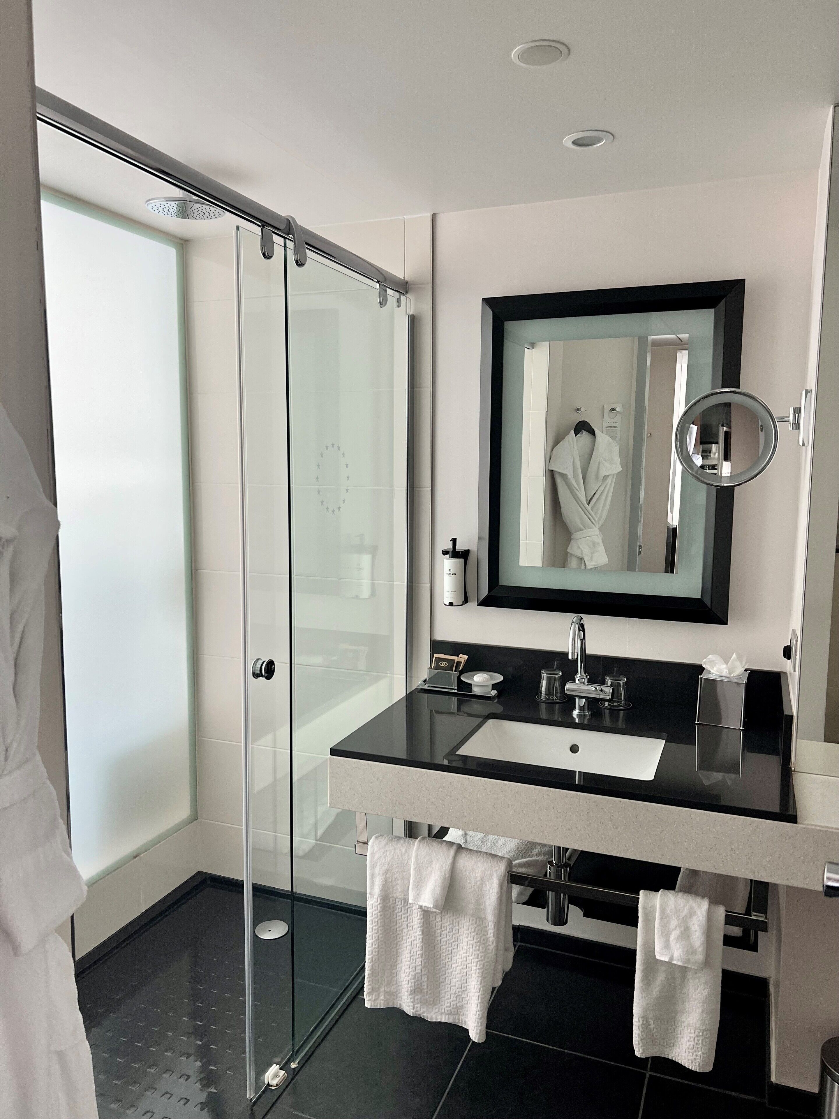 Baignoire relaxante profonde, douche à « effet pluie »