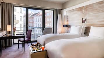 Klassieke kamer, 2 eenpersoonsbedden | Luxe beddengoed, een minibar, een kluis op de kamer, een bureau