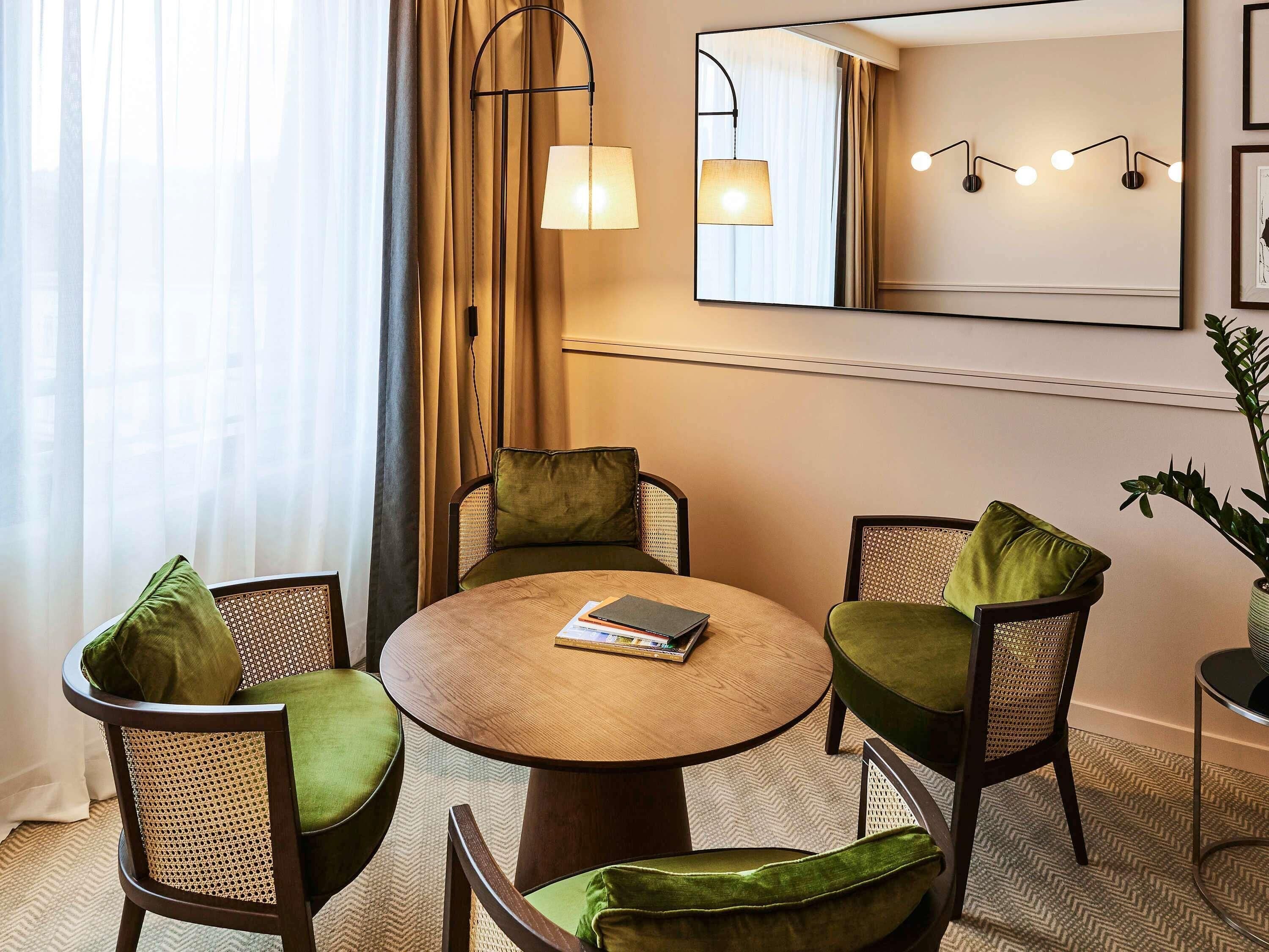 Suite junior, 1 cama de matrimonio grande (Separate living area) | Ropa de cama de alta calidad, minibar, caja fuerte y escritorio