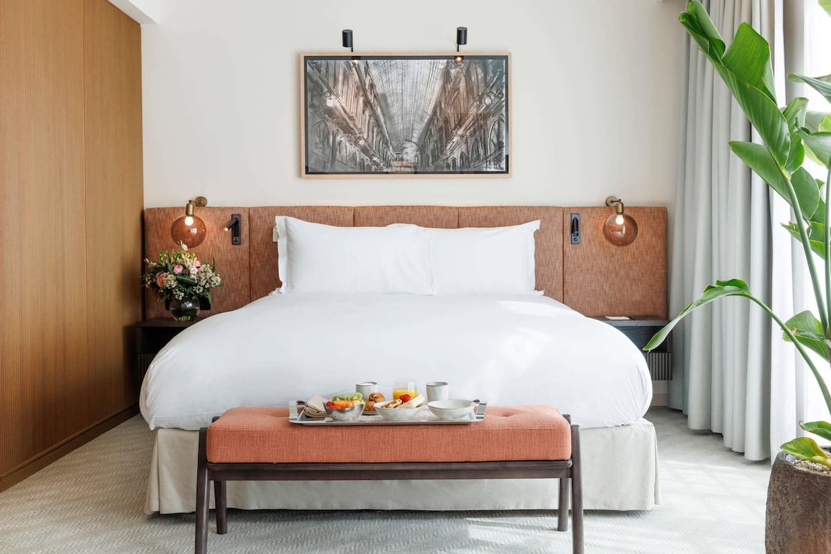 Suíte júnior, 1 cama King (Separate living area) | 1 quarto, roupas de cama premium, frigobar, cofres nos quartos