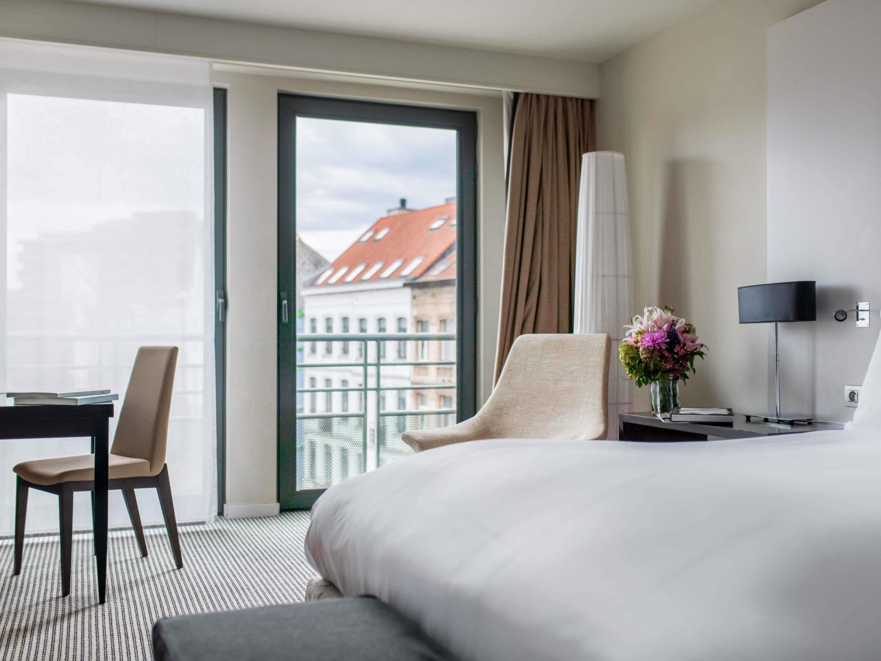 高档床上用品、迷你吧、客房内保险箱、办公桌