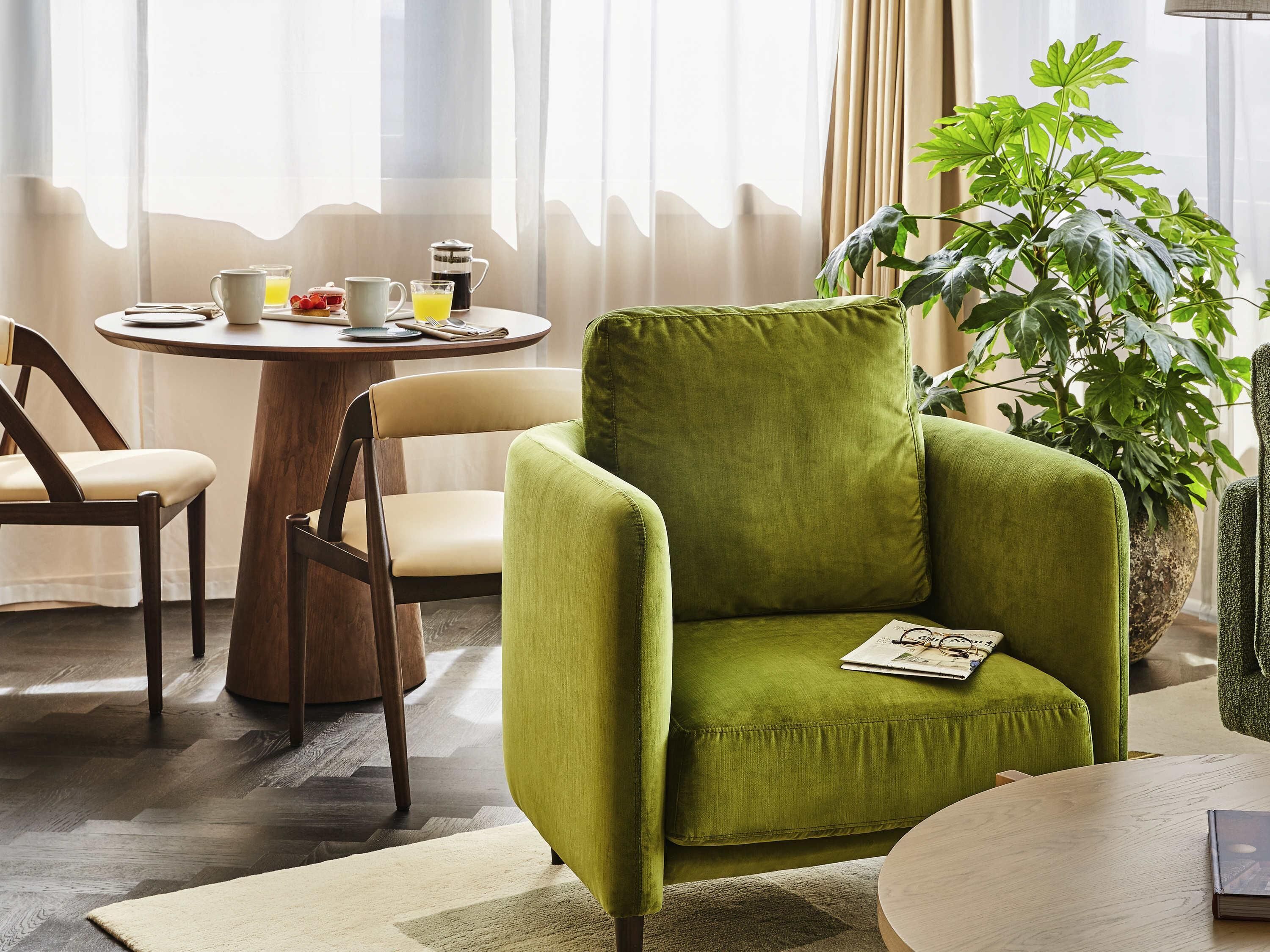 Suite, 1 Tempat Tidur King (Prestige Separate living area) | Seprai premium, minibar, brankas, dan meja kerja