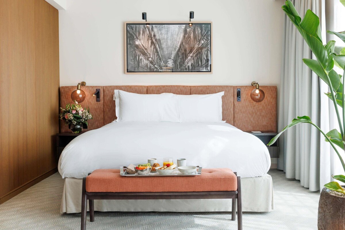Junior Suite, 1 King Bed (Separate living area) | Premium bedding, minibar, in-room safe, desk