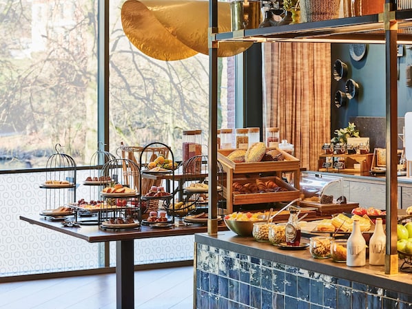Café da manhã com buffet diário (EUR 35 por pessoa)