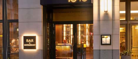 Breakfast, lunch and dinner served