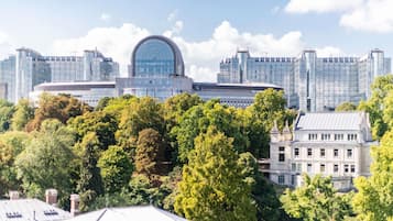 Un paisaje urbano con edificios modernos, una gran estructura en forma de cúpula y zonas verdes circundantes.