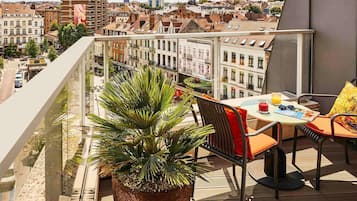 Executive Suite, 1 King Bed (Separate living area) | Premium bedding, minibar, in-room safe, desk