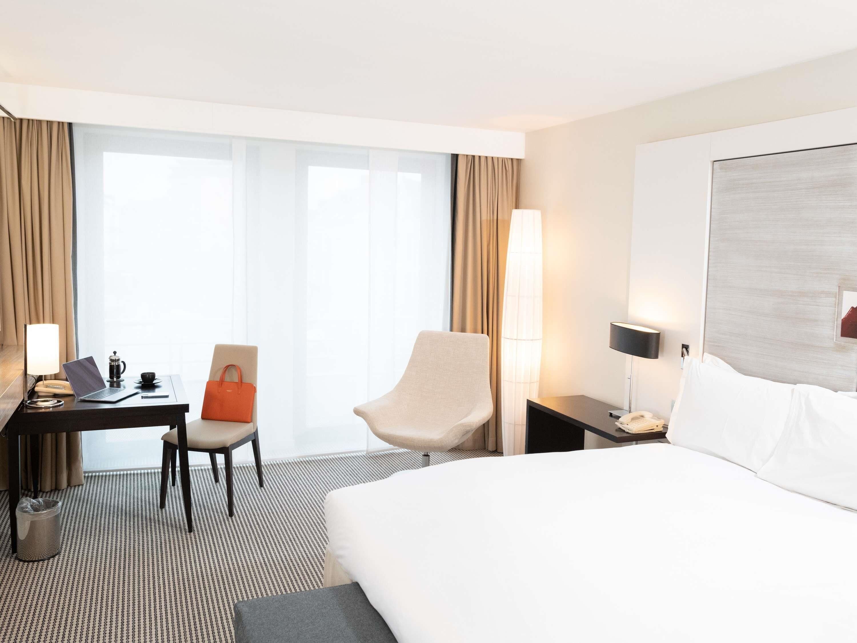 ห้องลักซ์ชัวรี่, เตียงคิงไซส์ 1 เตียง | เครื่องนอนระดับพรีเมียม, มินิบาร์, ตู้นิรภัยในห้องพัก, โต๊ะทำงาน