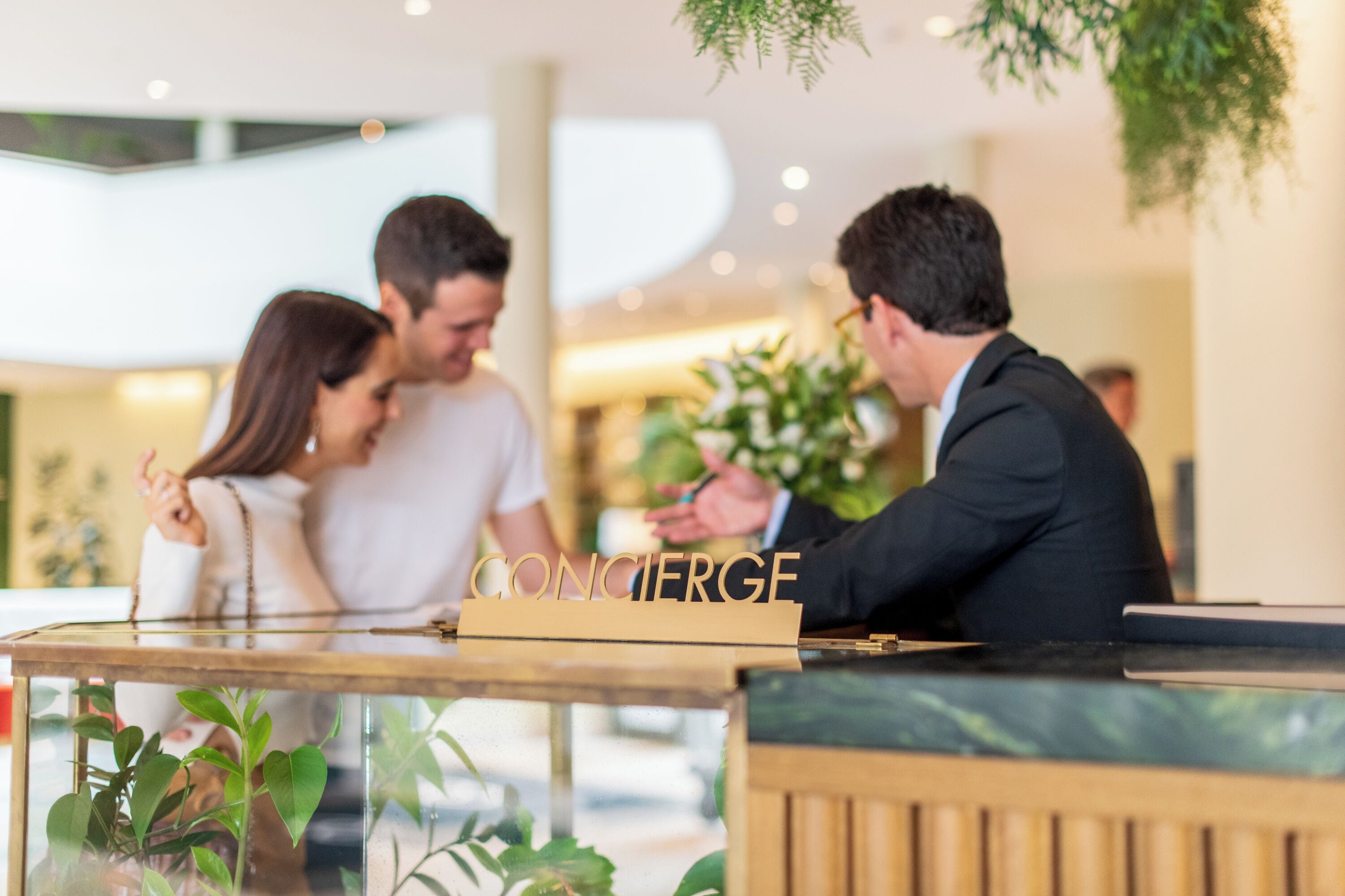 Un mostrador de recepción con un cartel que dice "CONCIERGE".