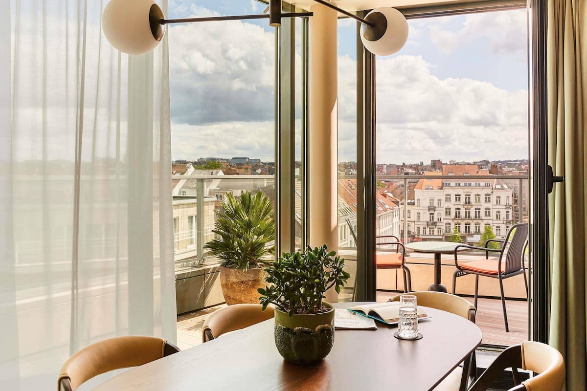 Phòng Suite Executive, 1 giường cỡ king (Separate living area) | Bộ đồ giường cao cấp, minibar, két bảo mật tại phòng, bàn