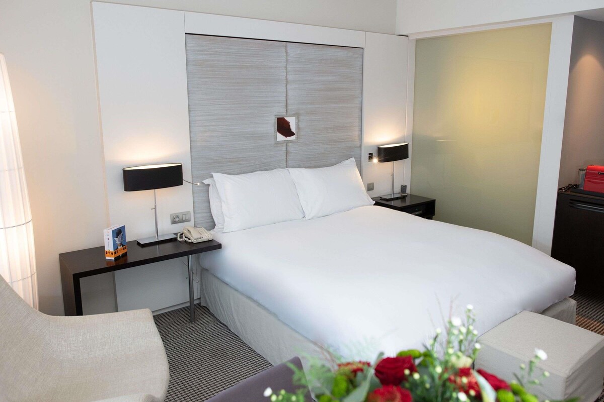 Superior Room, 1 King Bed | Premium bedding, minibar, in-room safe, desk