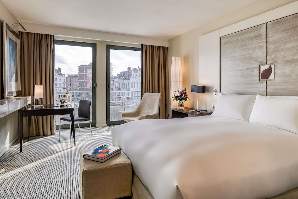 Phòng Cao cấp, 1 giường cỡ king | Bộ đồ giường cao cấp, minibar, két bảo mật tại phòng, bàn