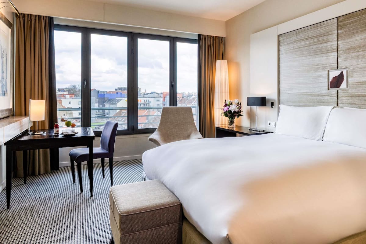 Bộ đồ giường cao cấp, minibar, két bảo mật tại phòng, bàn