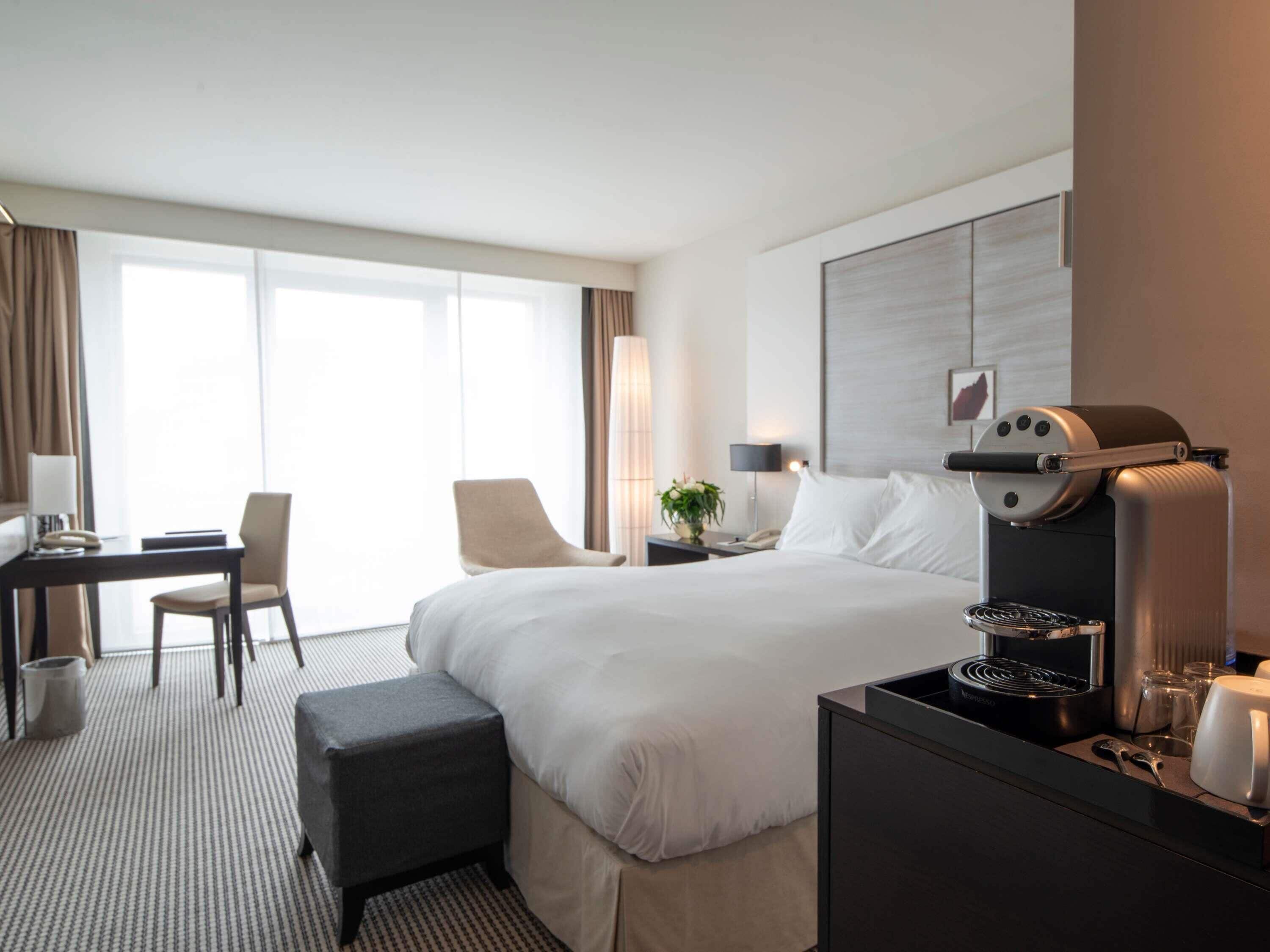 ห้องคลาสสิก, เตียงคิงไซส์ 1 เตียง | เครื่องนอนระดับพรีเมียม, มินิบาร์, ตู้นิรภัยในห้องพัก, โต๊ะทำงาน