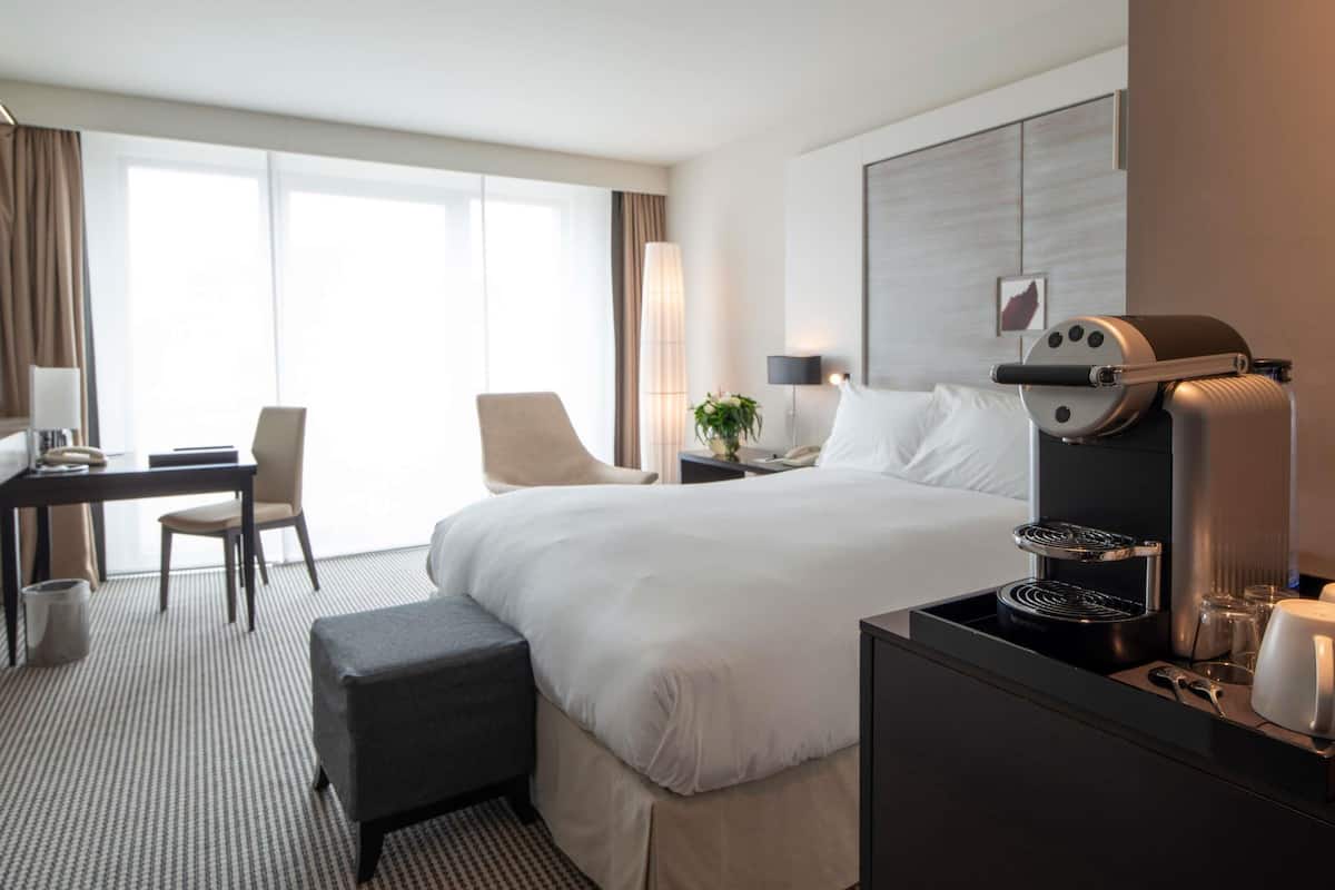 Quarto clássico, 1 cama King | 1 quarto, roupas de cama premium, frigobar, cofres nos quartos