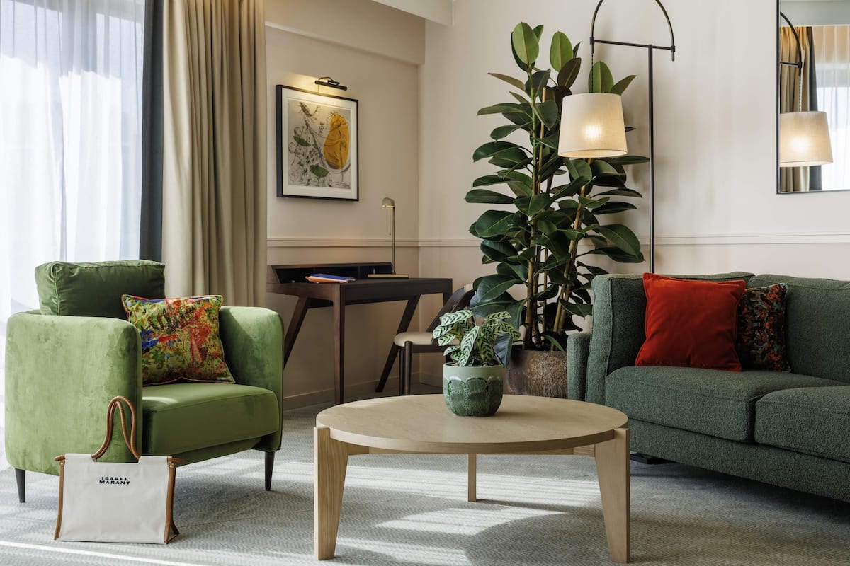 Phòng Suite, 1 giường cỡ king (Prestige Separate living area) | Bộ đồ giường cao cấp, minibar, két bảo mật tại phòng, bàn