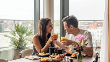 Executive Suite, 1 King Bed (Separate living area) | In-room dining