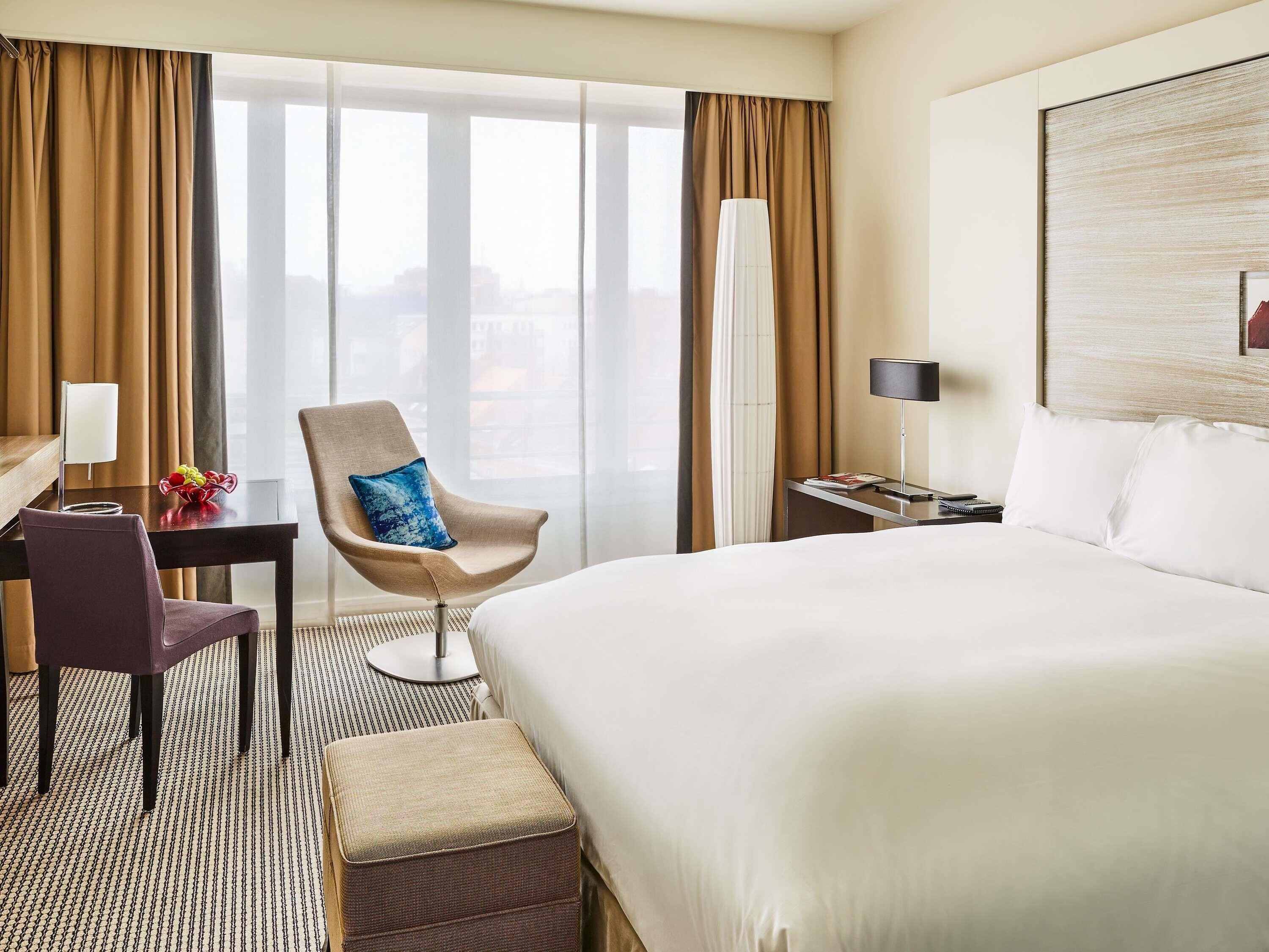 เครื่องนอนระดับพรีเมียม, มินิบาร์, ตู้นิรภัยในห้องพัก, โต๊ะทำงาน