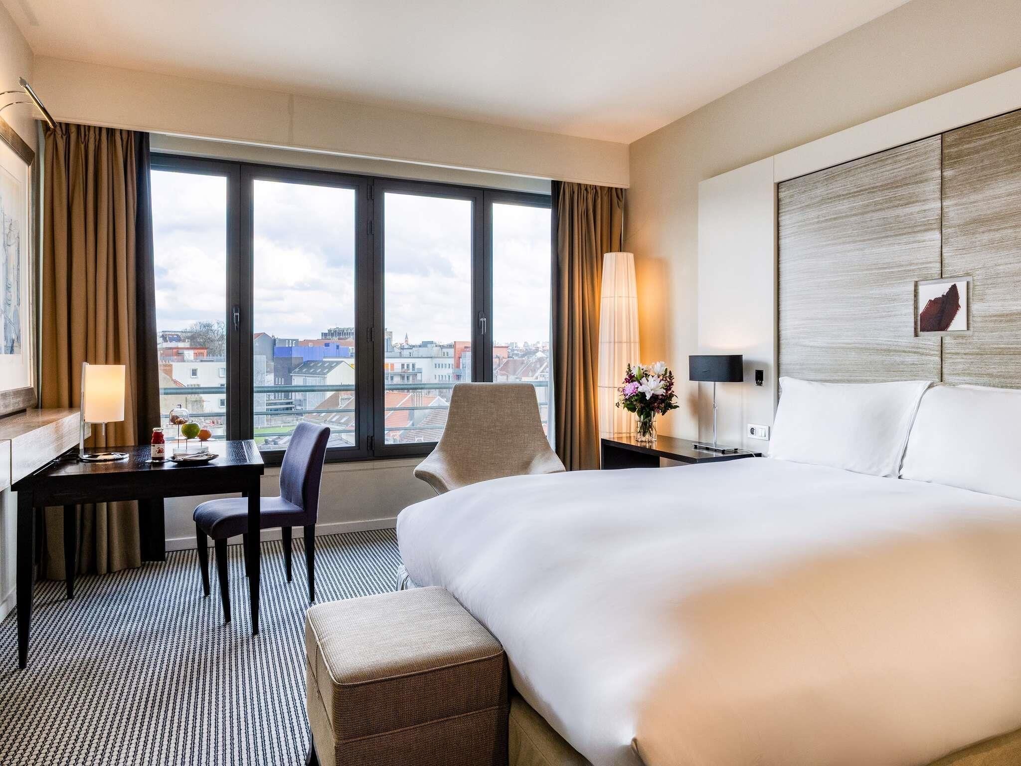 Superior Room, 1 King Bed | Premium bedding, minibar, in-room safe, desk