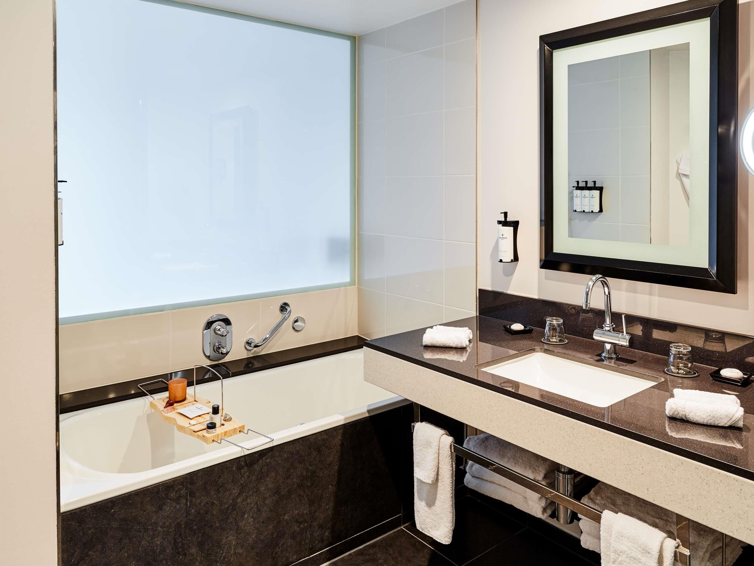 luxury room, 1 king bed | 1 bedroom, premium bedding, minibar, in-room safe