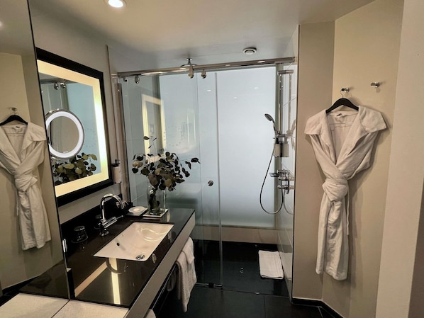 Literie de qualité, minibar, coffre-fort, bureau