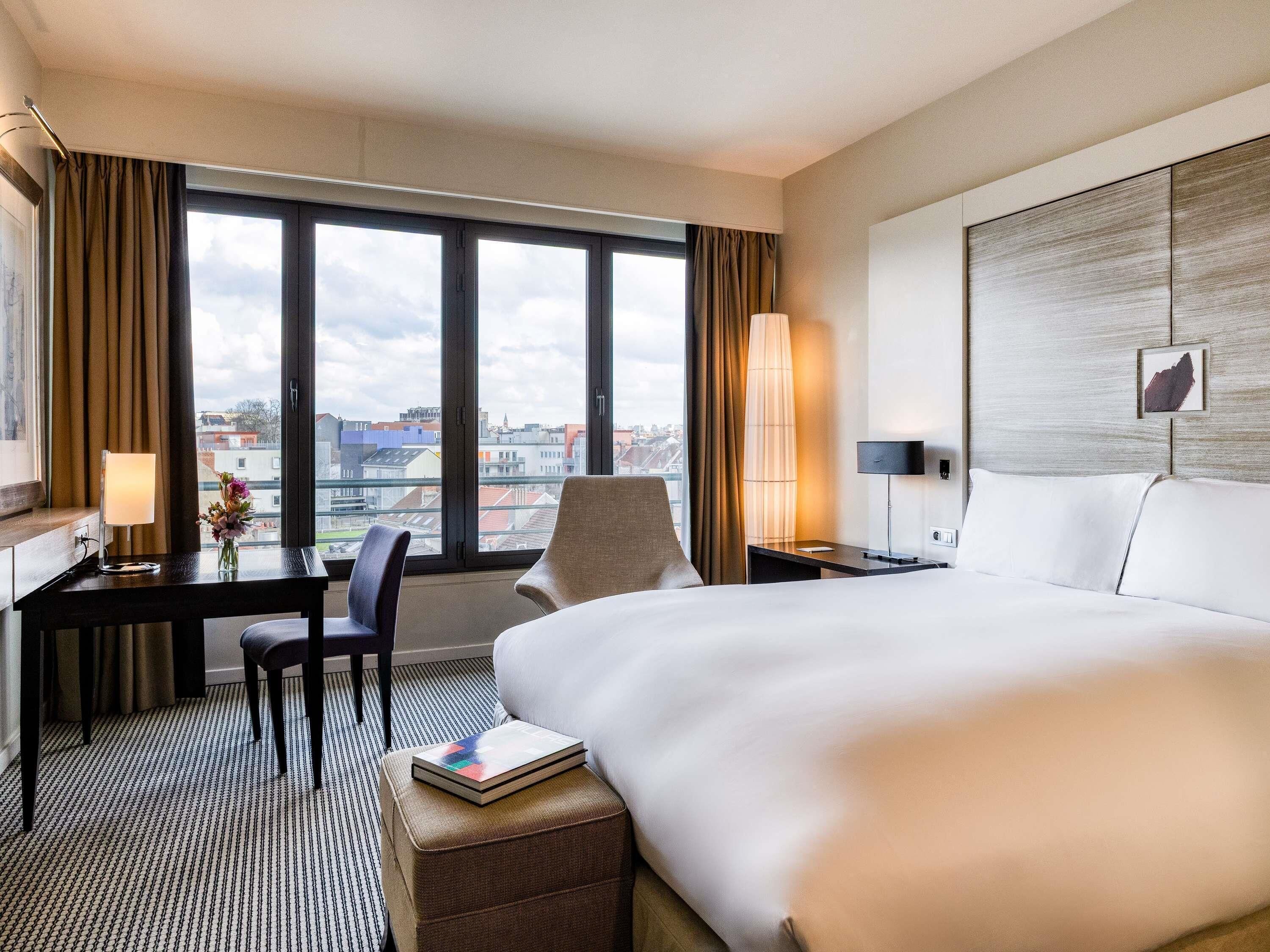 Classic Room, 1 King Bed | Premium bedding, minibar, in-room safe, desk