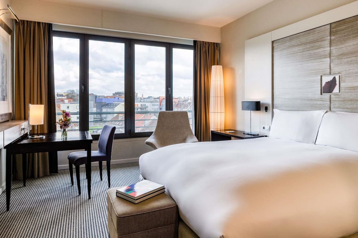 Classic Room, 1 King Bed | Premium bedding, minibar, in-room safe, desk