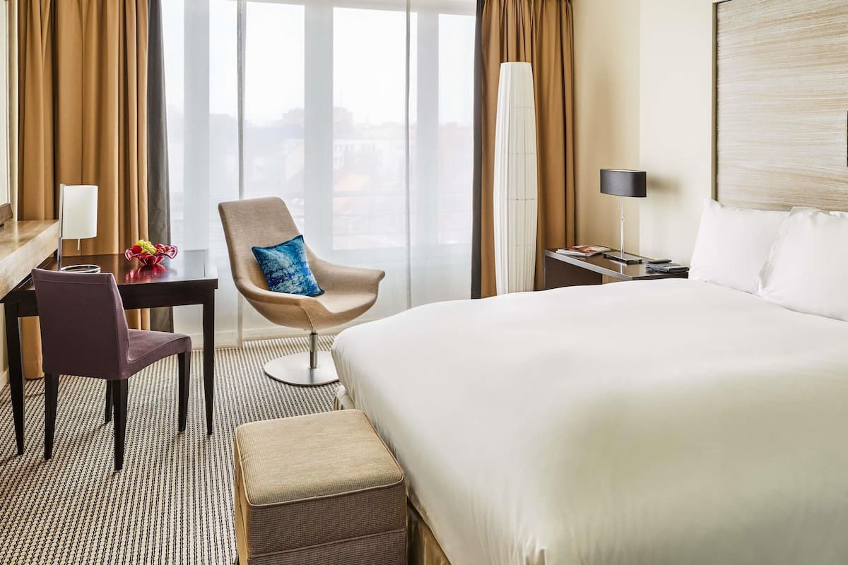 Classic Room, 1 King Bed | Premium bedding, minibar, in-room safe, desk