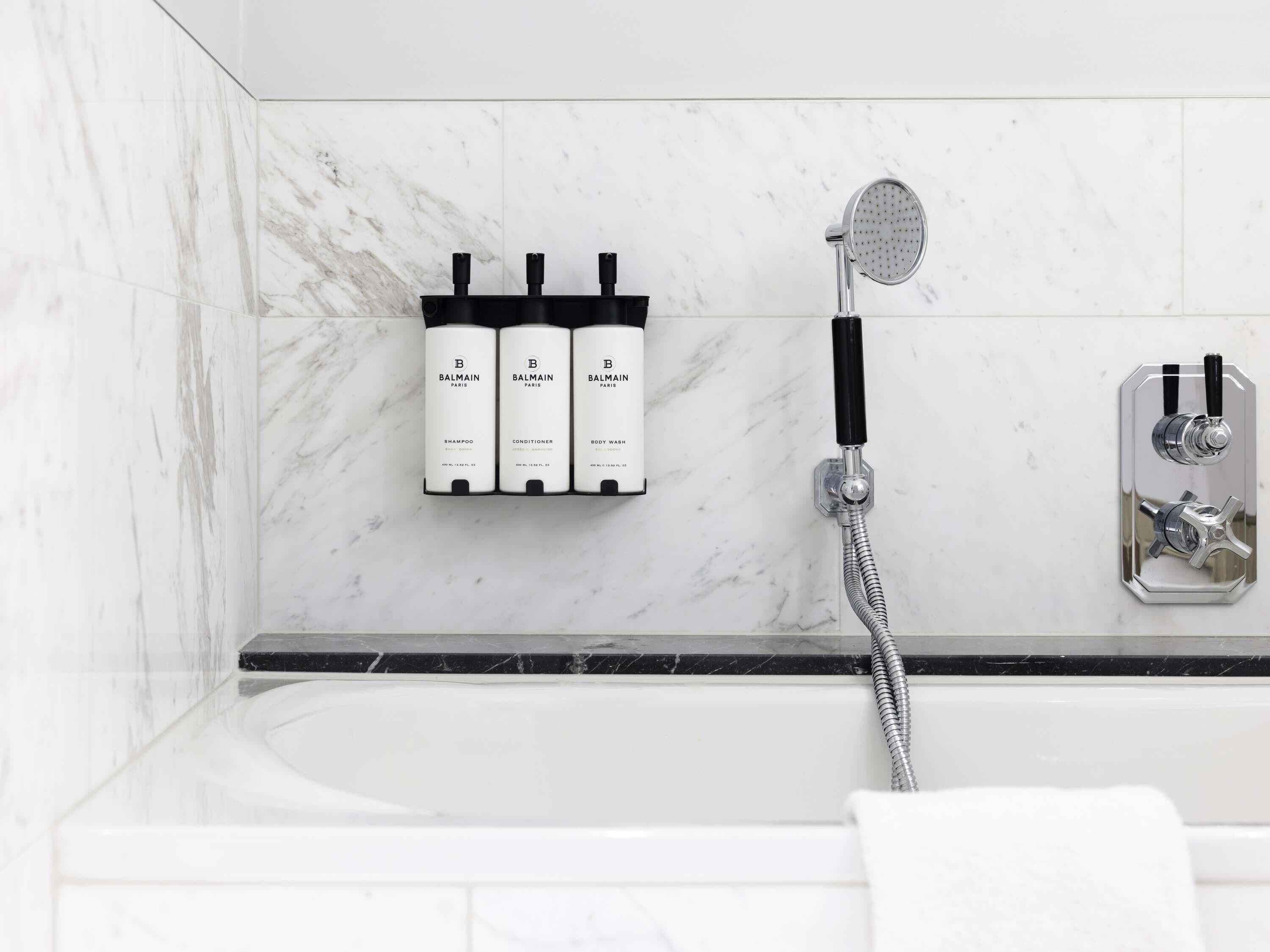 อ่างอาบน้ำแบบแช่ตัว, เรนชาวเวอร์, ของใช้ในห้องน้ำระดับพรีเมียม