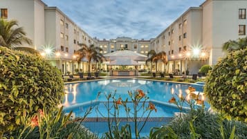 Outdoor pool, sun loungers