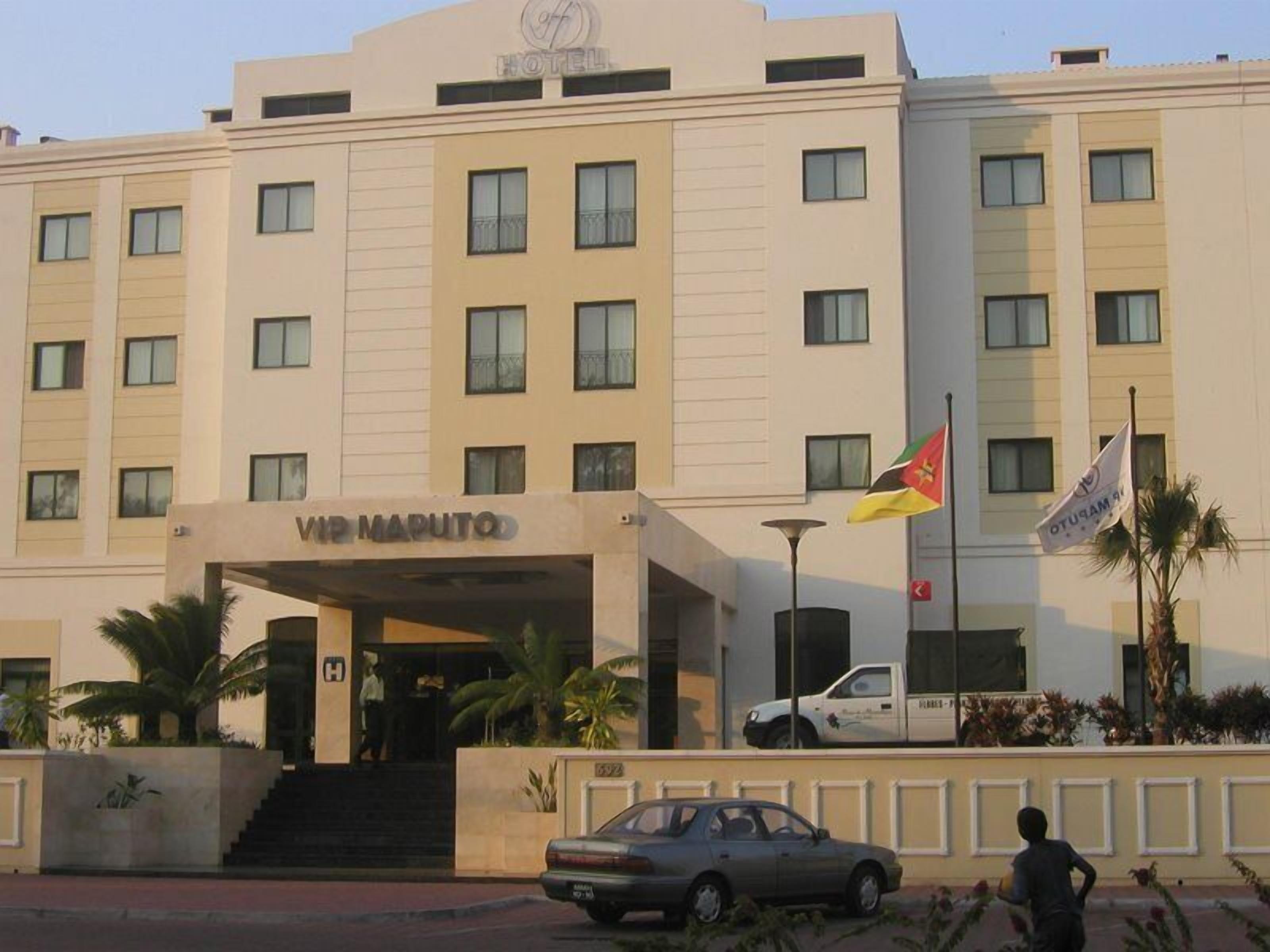 Un hotel con fachada moderna, varios pisos y una entrada destacada con un letrero.