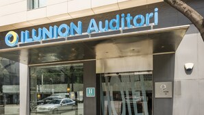 The exterior of ILUNION AUDITORI hotel with a glass entrance, a visible H sign, and a metal bollard. - Hotel ILUNION Auditori (Barcelona)