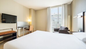 Een kluis op de kamer, een bureau, een laptopwerkplek