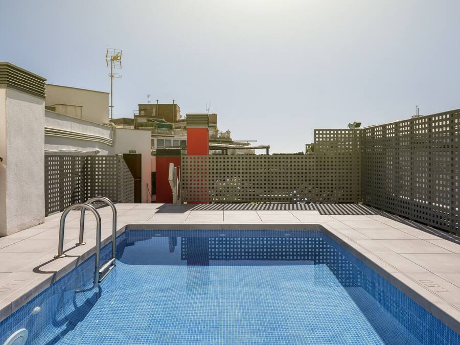 Piscine extérieure, chaises longues