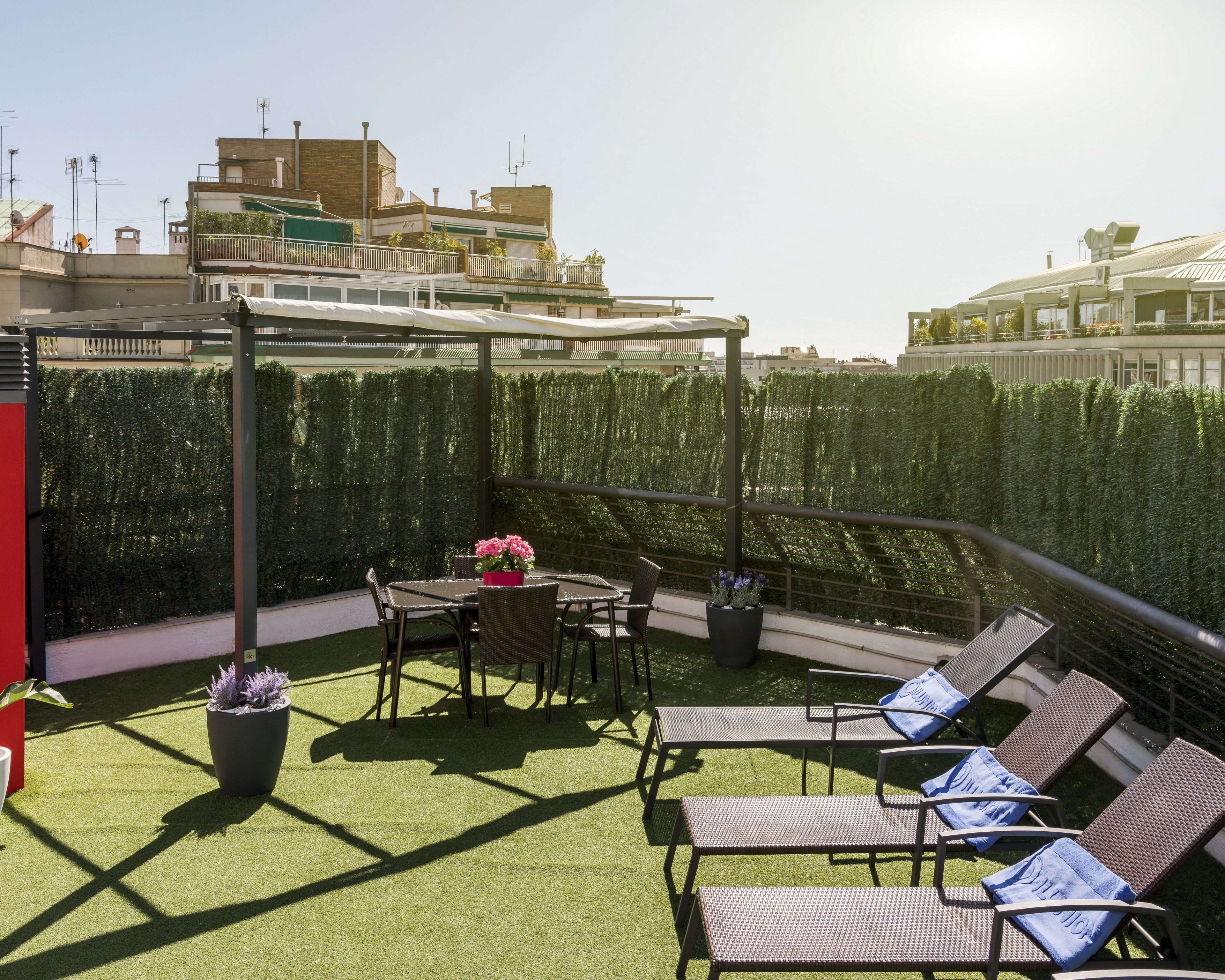 Una piscina al aire libre, sillones reclinables de piscina