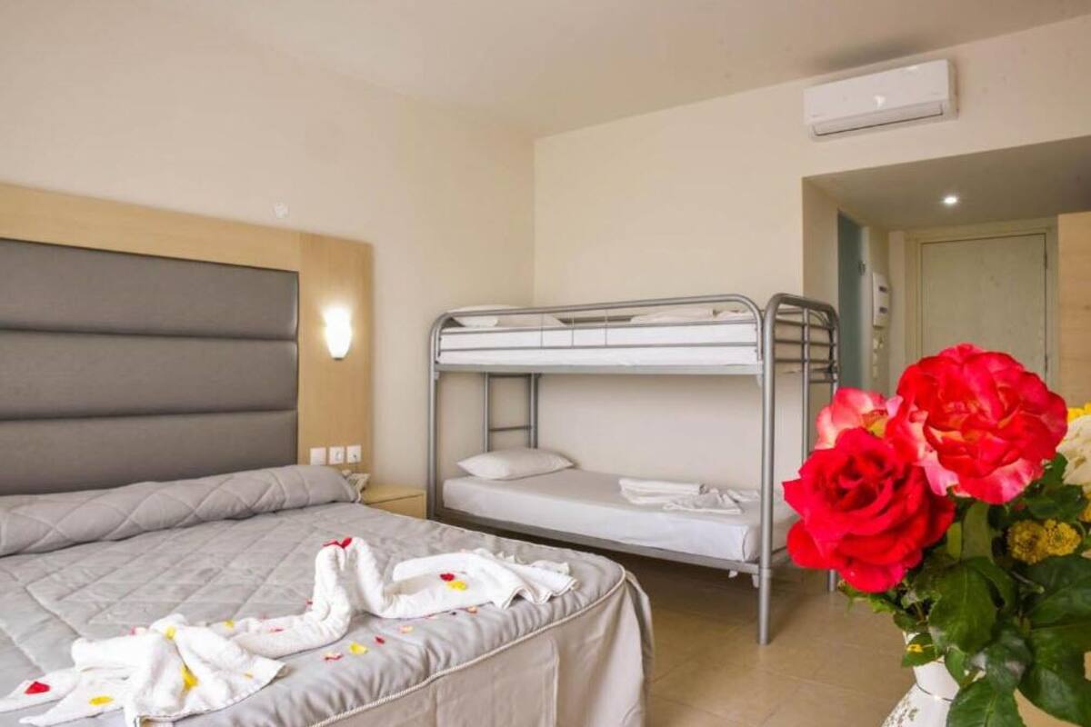 Habitación familiar | Ropa de cama de alta calidad, colchones Tempur-Pedic, caja fuerte