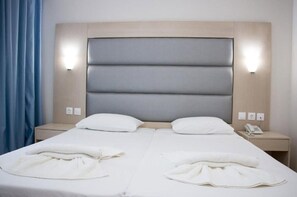 Premium bedding, Tempur-Pedic beds, in-room safe, laptop workspace - Marathon (Rhodes)