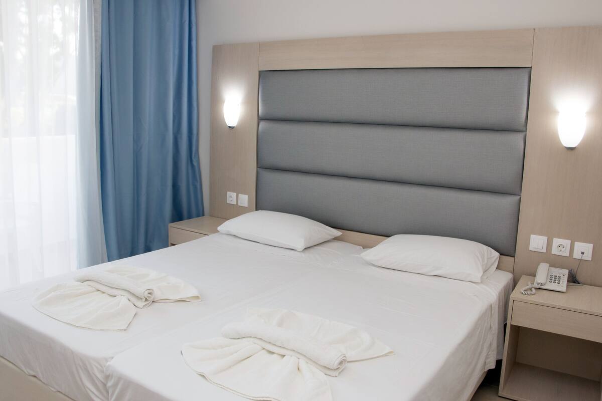 Ropa de cama de alta calidad, colchones Tempur-Pedic, caja fuerte