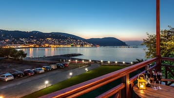 Chambre avec lits jumeaux, vue mer | Salle de bain | Douche, articles de toilette gratuits, sĂšche-cheveux