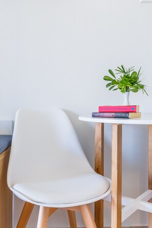 Habitación con 2 camas individuales, vista al jardín | Escritorio, insonorización y tabla de planchar con plancha 