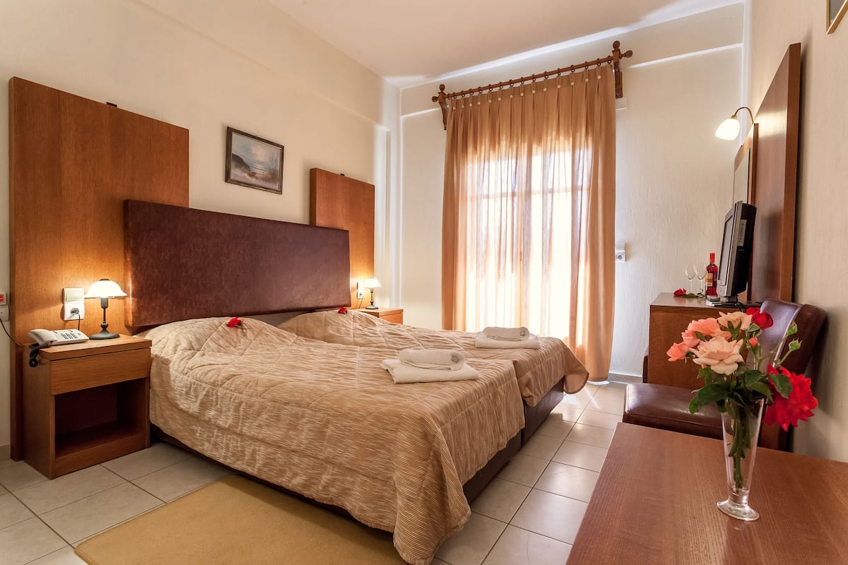 twin room, sea view | desk, soundproofing, iron/ironing board, free cots/infant beds