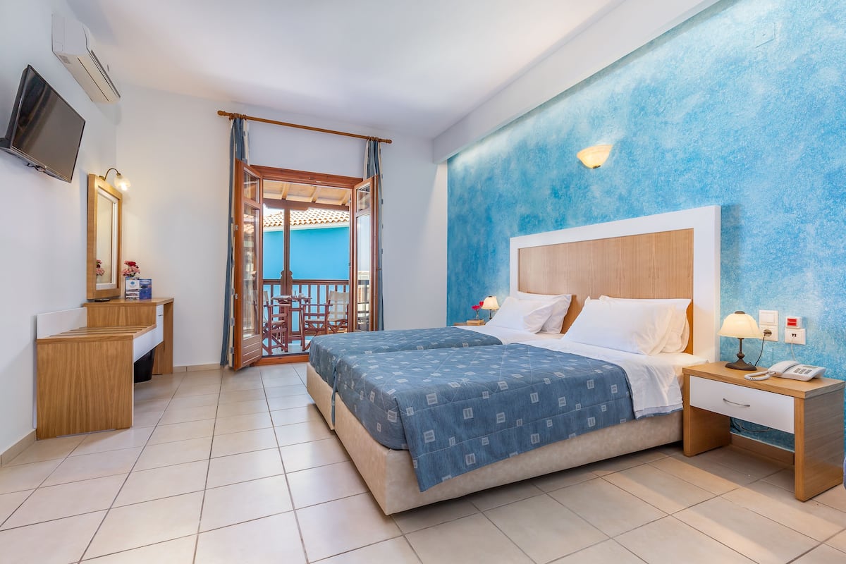 twin room, garden view | desk, soundproofing, iron/ironing board, free cots/infant beds