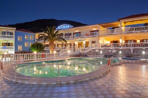 Outdoor pool, pool umbrellas, pool loungers - Aeolos Hotel (Skopelos)