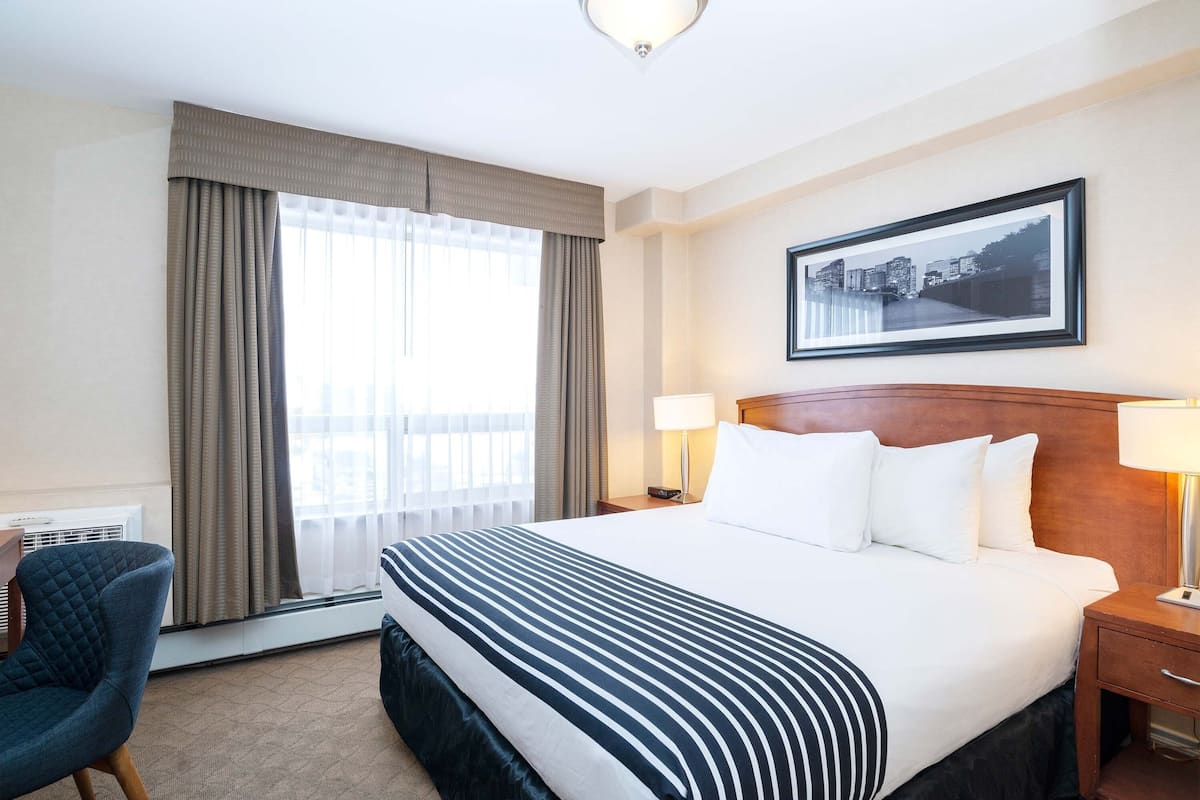 Familie suite, kitchenette (1 King Bed, 2 Single Beds) | 1 slaapkamer, een kluis op de kamer, een bureau, een laptopwerkplek