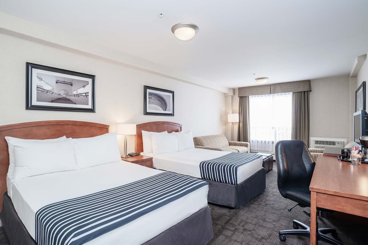 Standaard kamer (2 Doubles, Sofa Bed) | 1 slaapkamer, een kluis op de kamer, een bureau, een laptopwerkplek