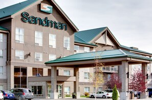 Front of property - Sandman Hotels & Suites Calgary West (Calgary)