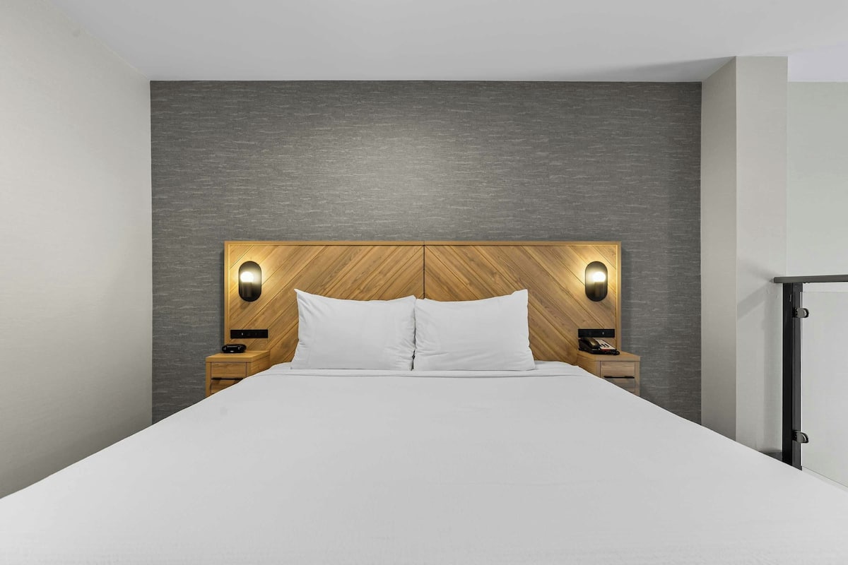Suite, Kitchenette (Loft. 1 King Bed, Sofa Bed) | In-room safe, desk, laptop workspace, iron/ironing board