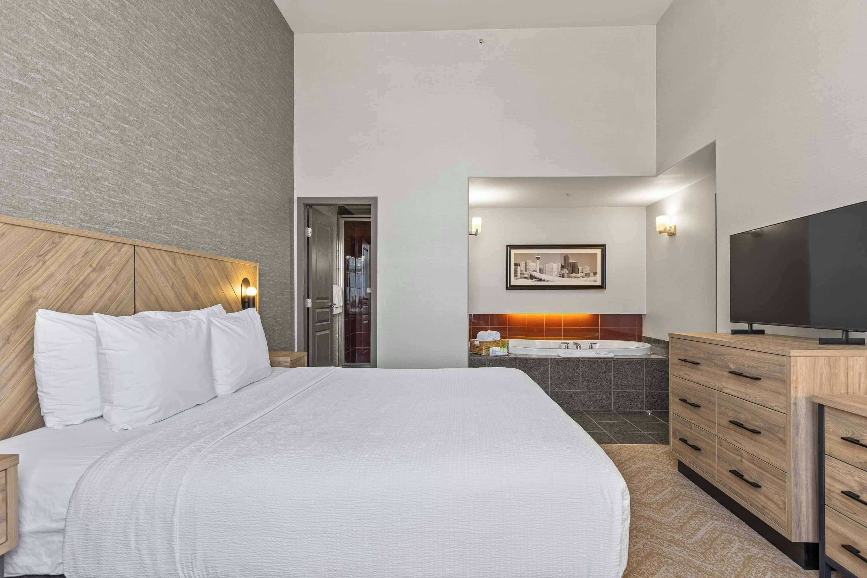 Suite, 1 King Bed, Kitchenette (Jacuzzi) | In-room safe, desk, laptop workspace, iron/ironing board