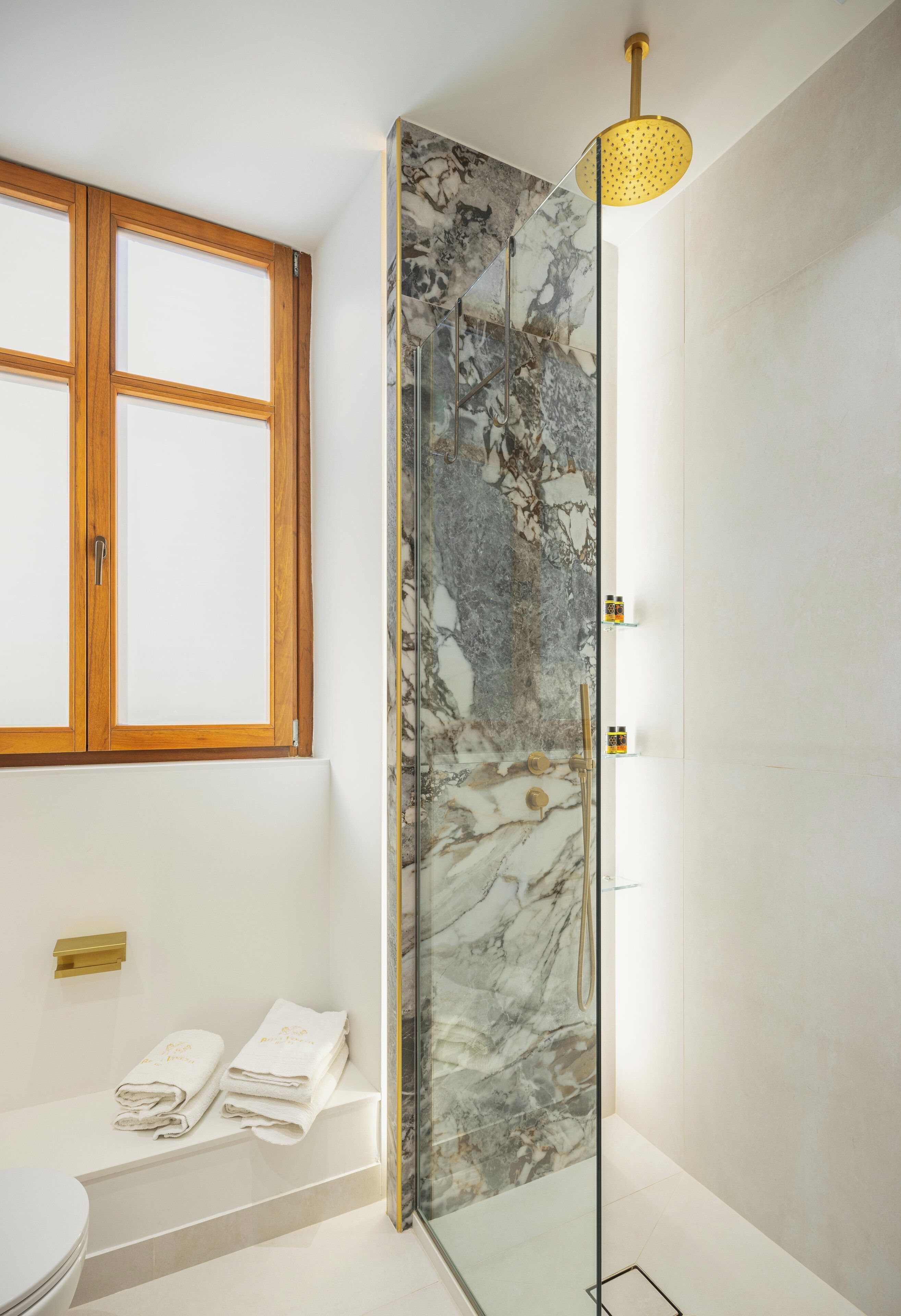 shower, rainfall showerhead, free toiletries, hair dryer